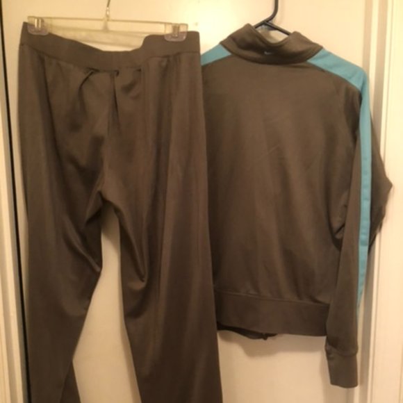 COPY - Nike Sweatsuit - Picture 3 of 5